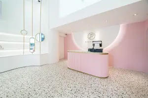 높은 층고와 골드 미러가 빛나는 모던 뷰티샵